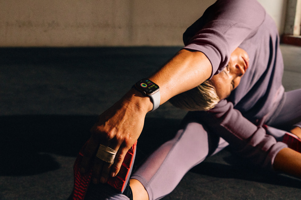 Apple-Watch-Series-10-lifestyle-yoga-240909_big.jpg.large.jpg